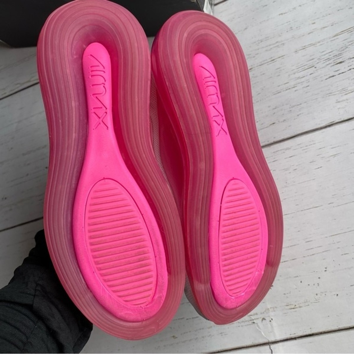 Nike Women s Air Max 720 in White Pink Rise Laser Fuchsia AR9293 103 Size 6 eBay