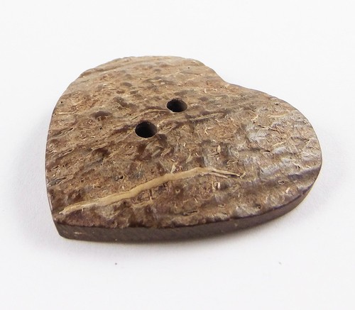Botones de coco natural hechos a mano - coco natural - 40x42 mm - diseño en forma de corazón - Imagen 3 de 4