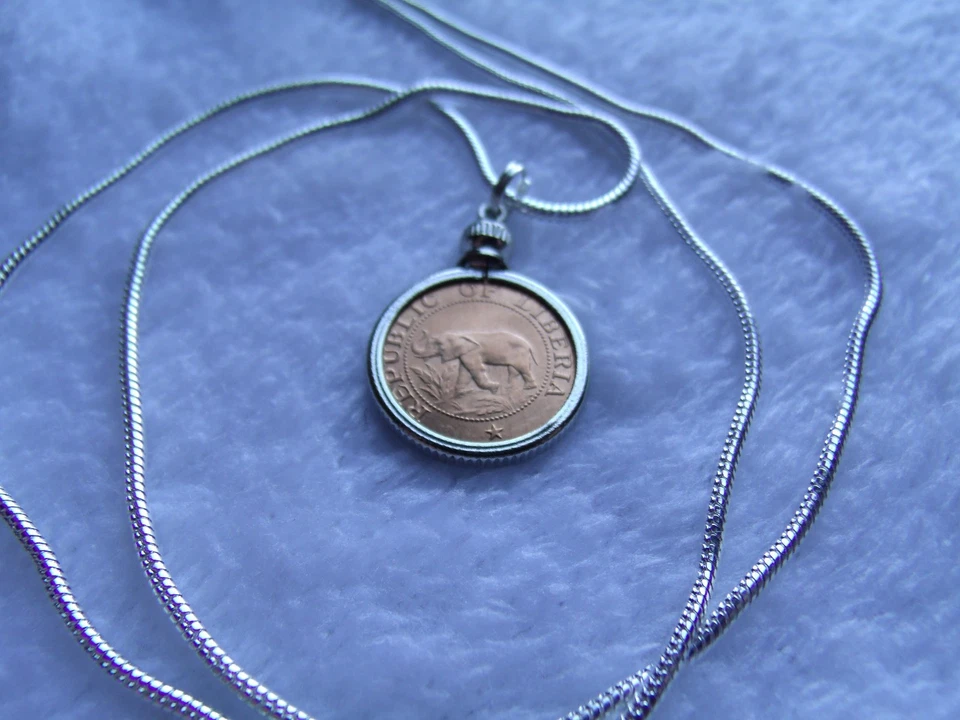 Colgante de moneda de elefante africano y palmera en una cadena llena de oro blanco de 18k de 24" Foto 2 de 4