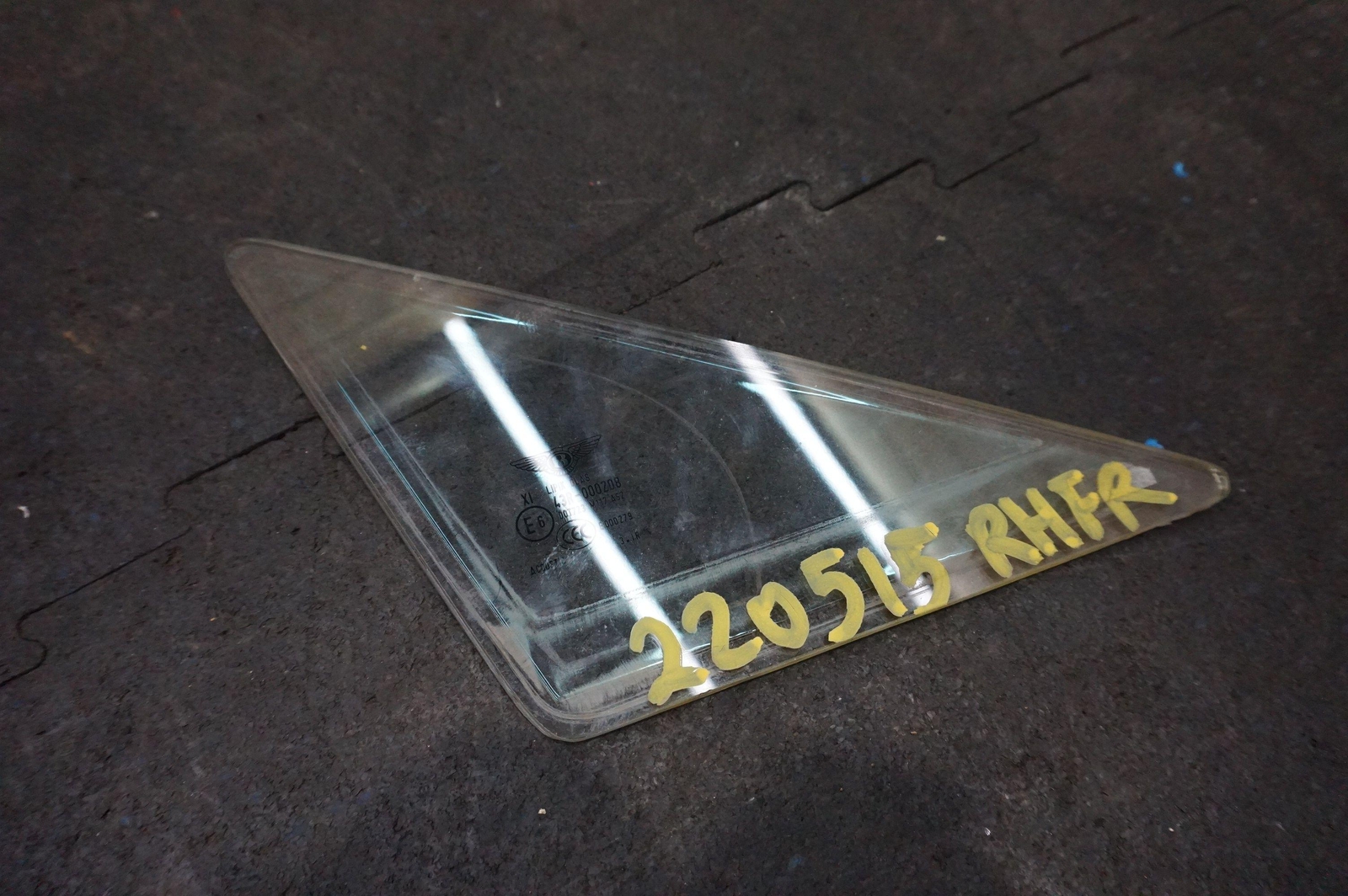 Front Right Sealed Vent Window Glass 3Y5845114E Bentley Mulsanne 10-20