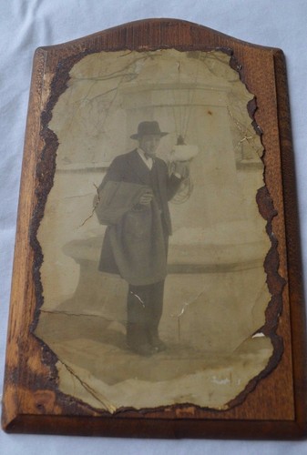 Antikes FOTO DES GUT GEKLEIDETEN MANNES AM DENKMAL Holztafel ( Ameise p ) - Bild 3 von 4