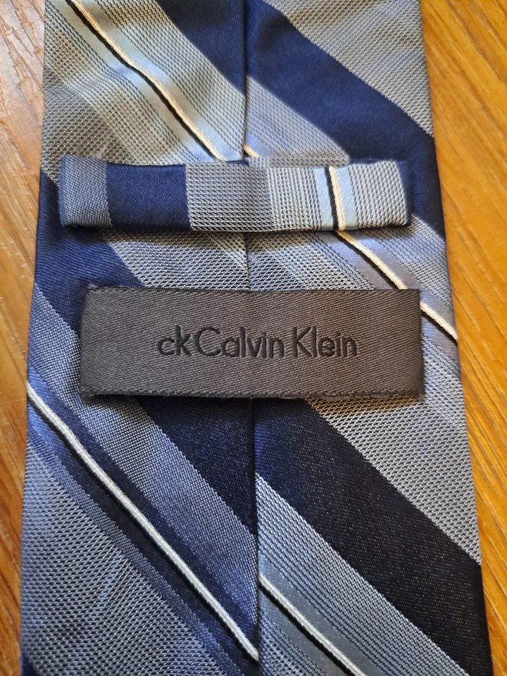 Corbata larga de seda para hombre Calvin Klein a rayas azul plateado Foto 3 de 4