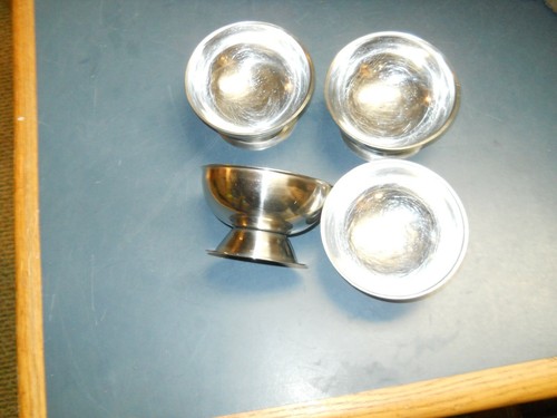 SET BESTEHEND AUS 4 EDELSTAHL EISCREME SONNTAGSSCHALEN MIT FUSS HONGKONG - Bild 4 von 6