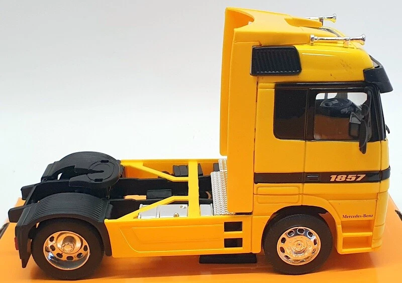 Welly 1/32 Scale Model Car 32280W - Mercedes Benz Actros - Yellow - Image 3 of 4