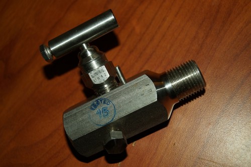 Parker Stainless 1/2 in. NPT Gauge Valve W/Bleeder (V-522SCT) - Picture 2 of 4