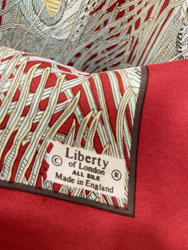 Y4#Liberty of London Sciarpa quadrata in seta design piuma di pavone rosso made in England - Foto 2 di 4