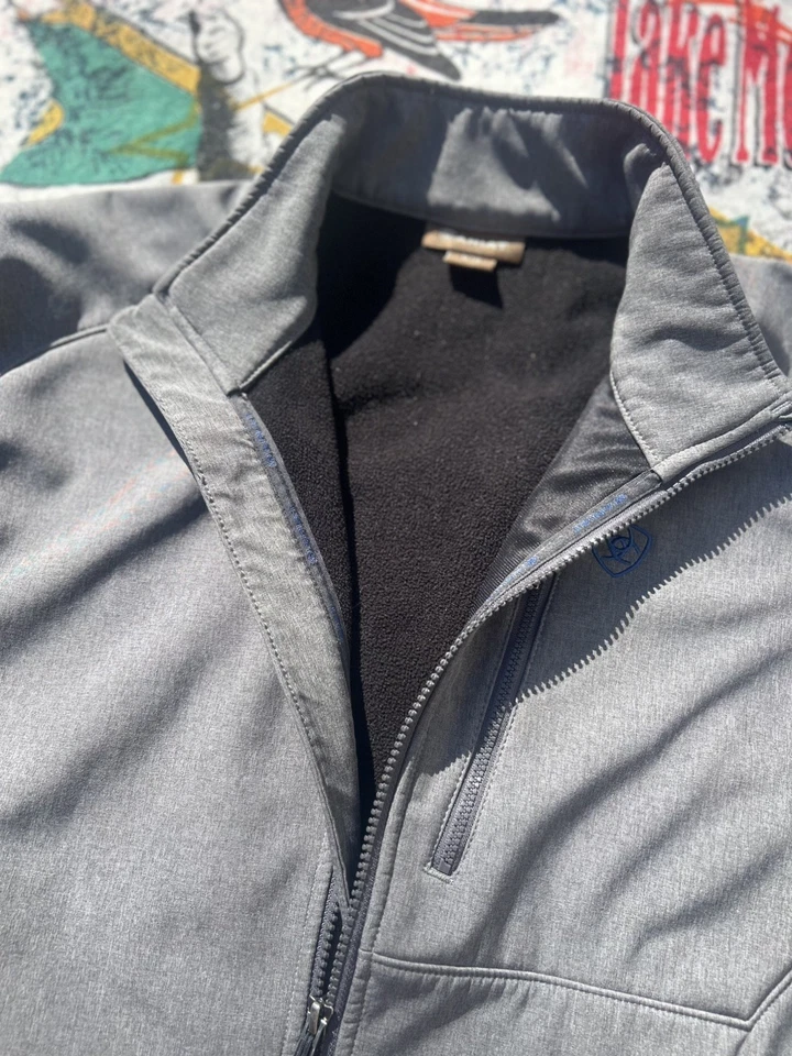 Chaqueta Ariat negra Soft Shell 2.0 deletreada resistente al viento y al agua para hombre talla M Foto 3 de 4