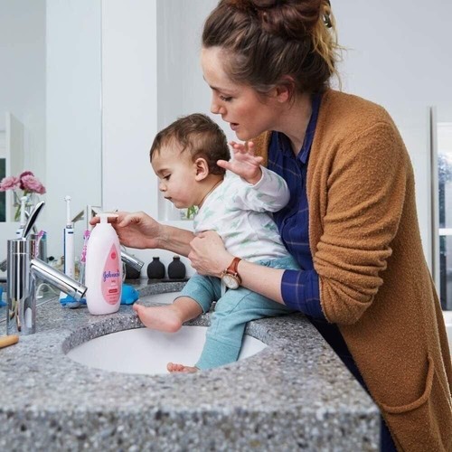 Johnson's Baby Loción Hidratante Rosa con Aceite de Coco Hipoalergénico 16.9... - Imagen 6 de 10