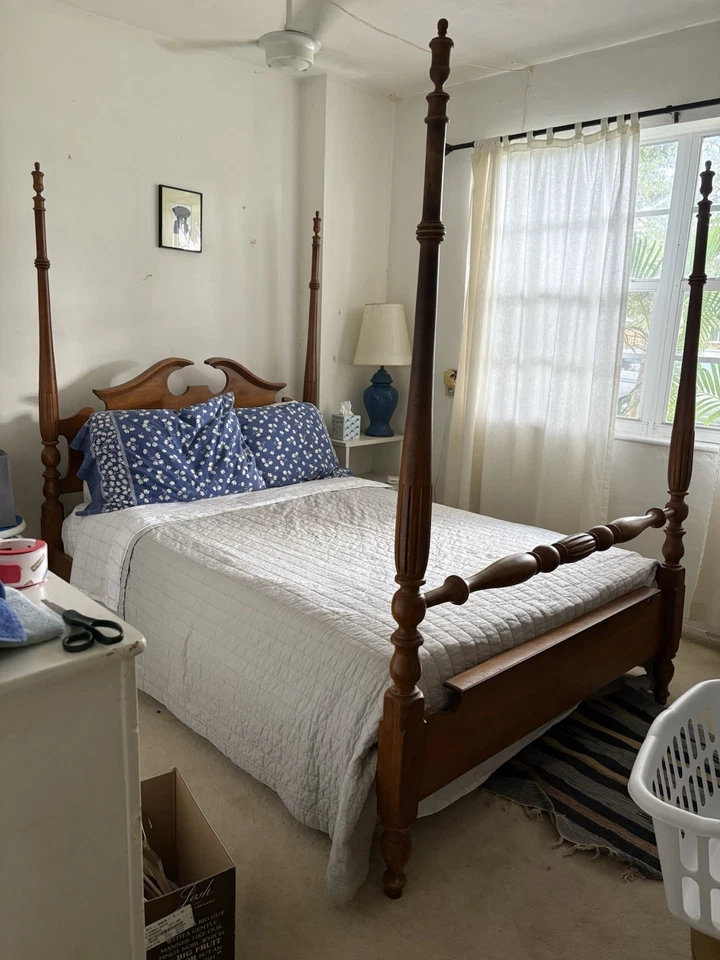 Marco de cama antiguo vintage de 4 postes de madera teñida de tamaño completo con cabecero de colchón Foto 2 de 2