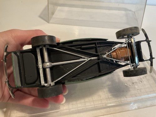 Oldtimer gebautes Plastikauto Modell Oldtimer grün Aufputzmotor im Koffer - Bild 10 von 13