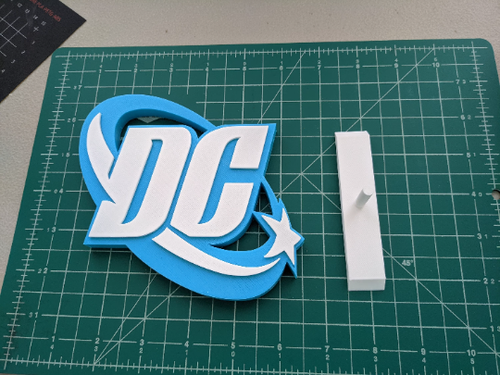 Logotipo de DC Comics impreso en 3D con soporte de exhibición estante color pared - Imagen 2 de 3