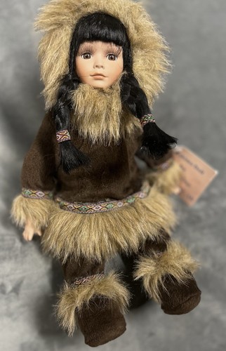 Muñeca de porcelana de colección genuina indígena ártica esquimal con trenzas - Imagen 3 de 7