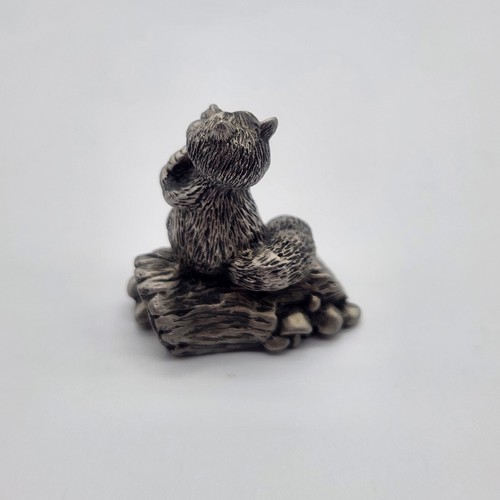 Mini estatuilla artística Hallmark Little Gallery mapache corazón madera tronco diorama - Imagen 6 de 10