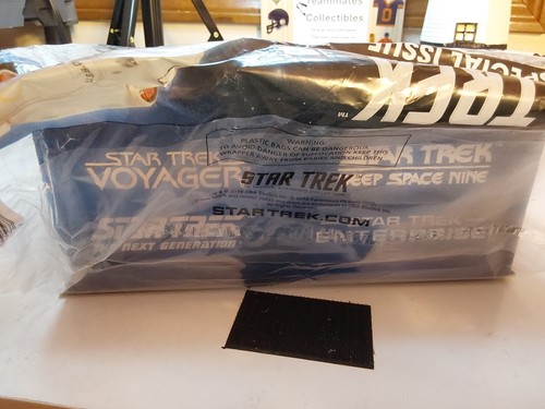 U.S.S. Defiant 8.5 Special Issue NX-74205 Collectors Model - Picture 4 of 4