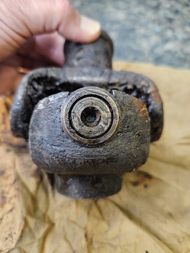 Vintage V8 Universal Joint READ READ (Lot 675) - Picture 2 of 7