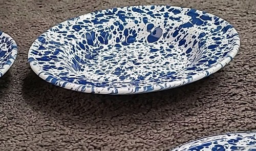 S/4 The Golden Rabbit RIMMED SALAD SOUP BOWLS Enamelware Blue Swirl Splatter 8" - Picture 4 of 4