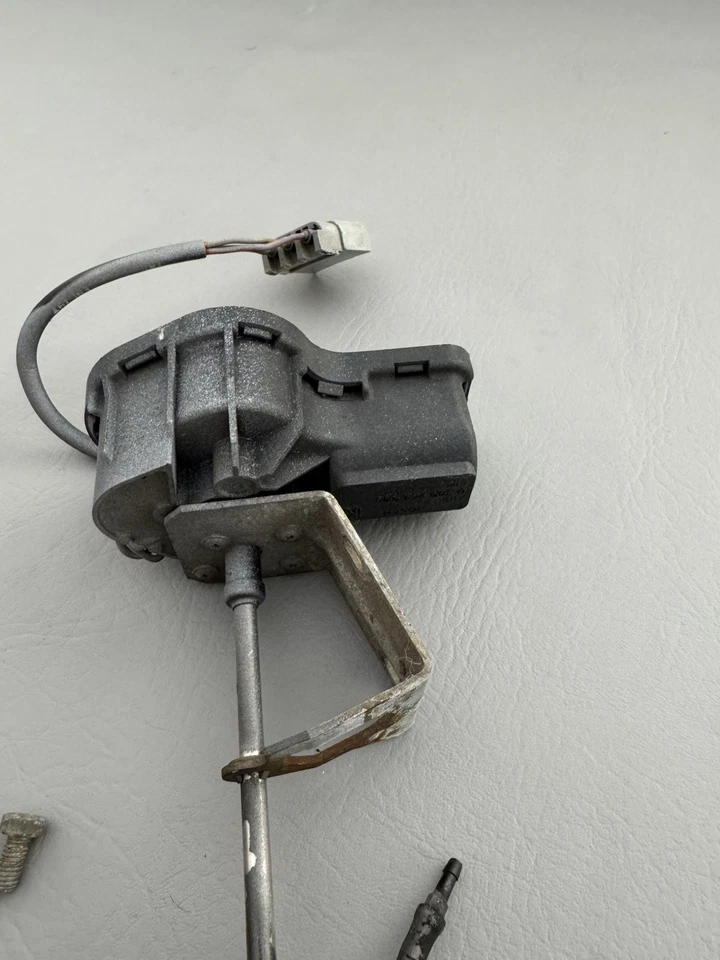 1988 - 1994 Saab 900 Headlight Washer Lamp Motor Front Passenger Right Rh Oem - Image 3 of 4