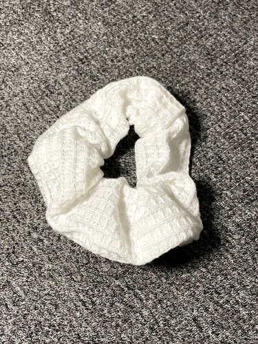 pack of 4 textured scrunchies black, 2 white and navy with gold colors - Picture 4 of 5