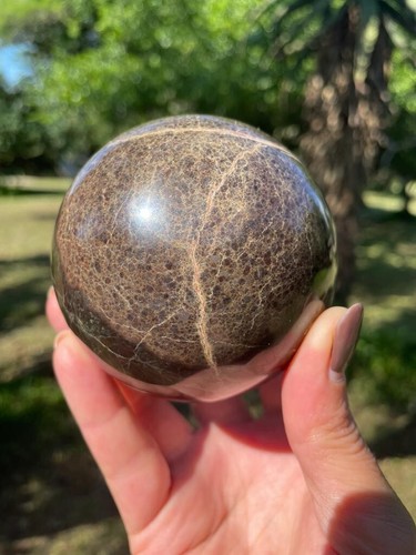 Sfera viola Stichtite (Atlantisite) lucida artigianale 1,5 libbre 3,22" - Foto 7 di 10