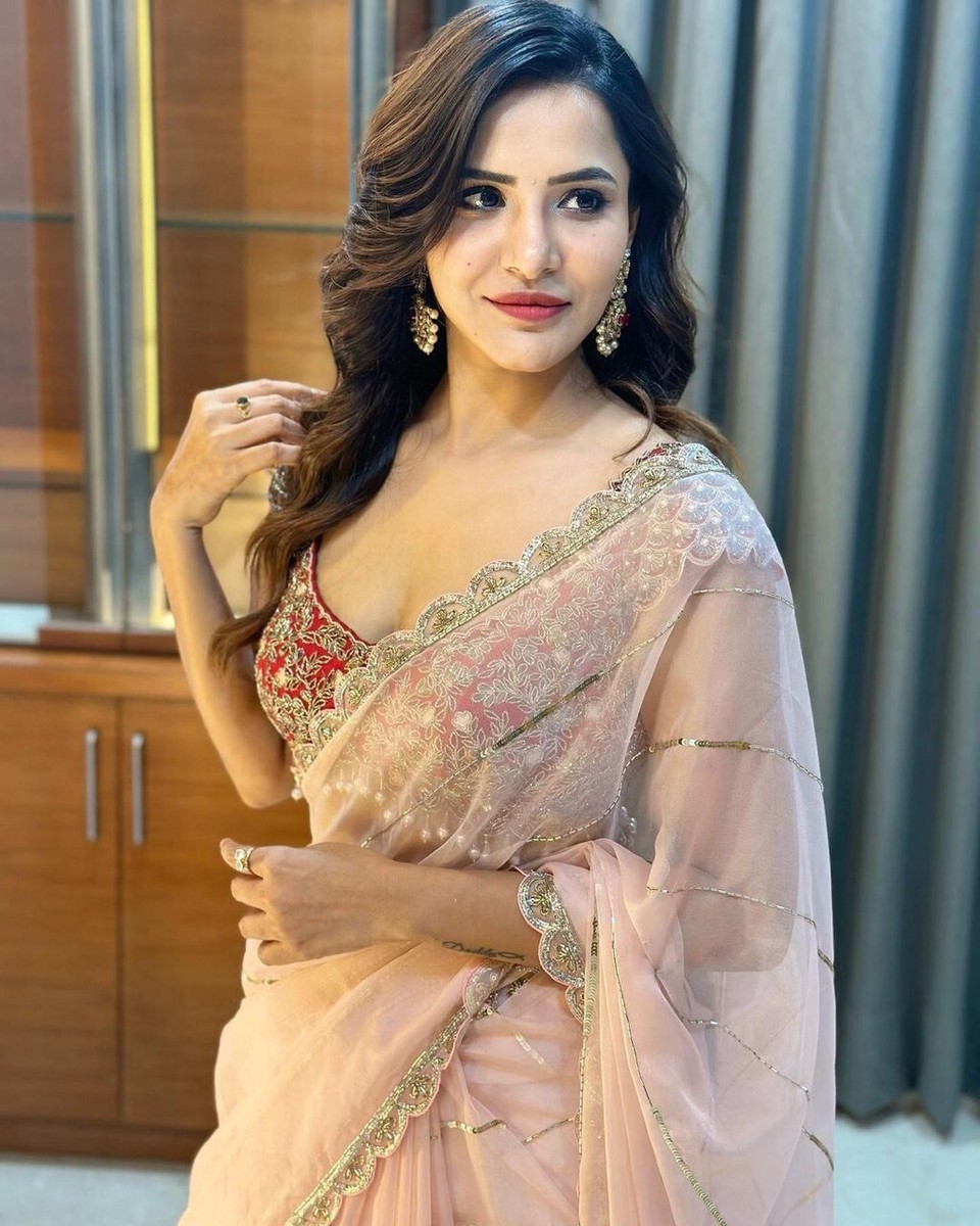 Wedding saree for girl cheap