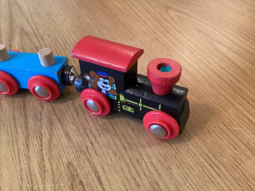 Wondertoys Wooden Train Cars 4 Pieces Magnetic Train Set - Picture 4 of 4