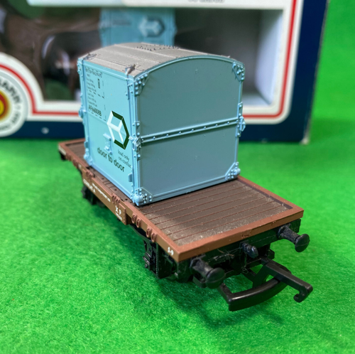 BACHMANN MODEL RAILWAYS OO GAUGE A PAIR OF BRITISH RAIL CONFLATS WITH CONTAINERS - Picture 6 of 6