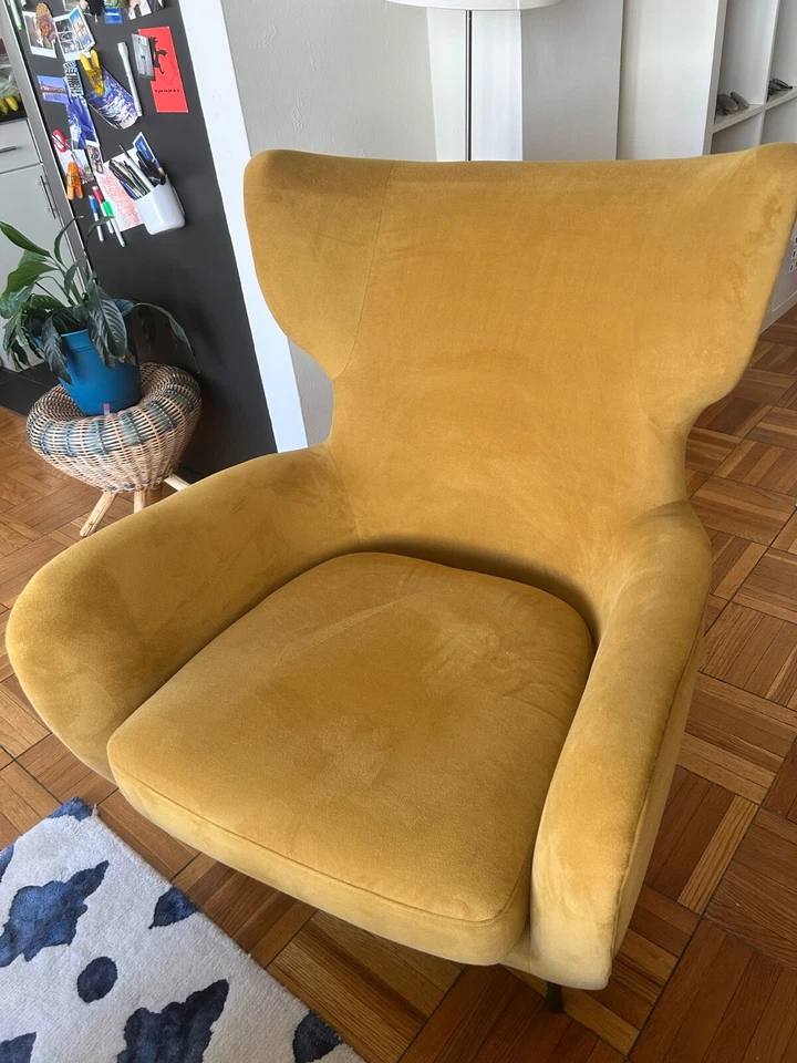 Silla de ala West Elm Lucia apenas usada - terciopelo de rendimiento Dijon Foto 4 de 4