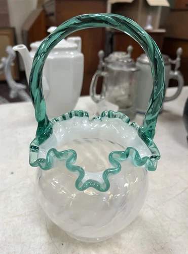 VINTAGE FENTON GREEN CREST OPALESCENT OPTIC SWIRL RUFFLE TOP BASKET