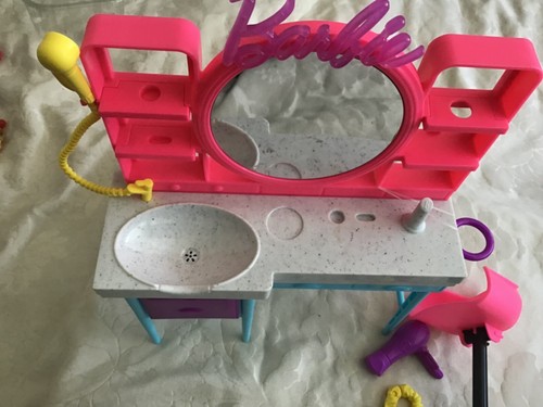 Barbie Mattel 2022 Hair Salon Playset - Picture 4 of 9