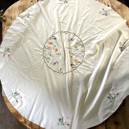 Tovaglia rotonda vintage ricamata a mano bellissimi fiori fibra arte casetta - Foto 1 di 5