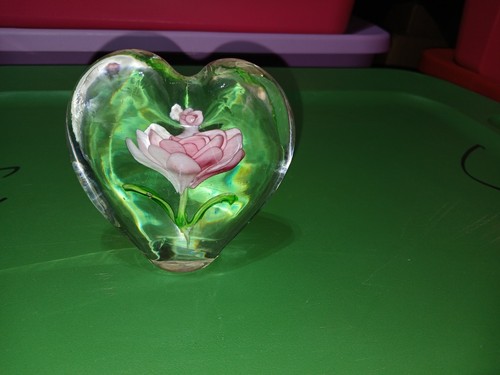 Vintage Art Glass Heart Shaped Paperweight With Pink Rose 4” Flower Floral - Picture 3 of 5
