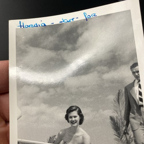Hermosa mujer hermosa de la década de 1950 en traje de baño hombre en traje Florida foto real P20L10 - Imagen 12 de 19