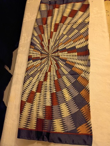 Sciarpa Disegno Geometrico Colori Autunno-Inverno 27"x27" Quadrata Multicolore  - Foto 3 di 5