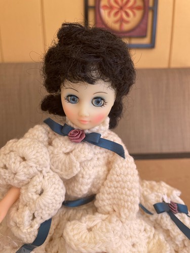 VINTAGE HANDGEHÄKELTE PUPPE MIT HANDTASCHE WEISS SWING KLEID GLOCKENÄRMEL 15" GROSS - Bild 3 von 11