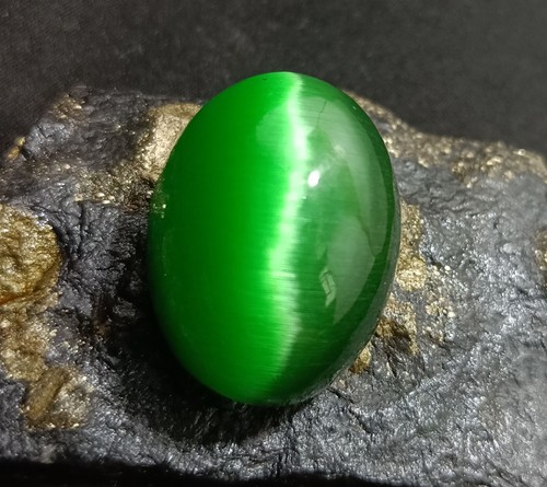 Chrysoberyl(Cats Eye) 83.15 Ct Natural Green Cabochon Loose Certified Gemstone - Picture 2 of 14