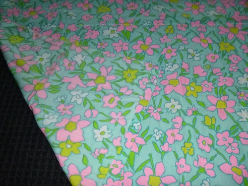 Vtg 70s Flower Power Cotton BLend Fabric Aqua W/ Pink Yellow Flowers 44.5x2.5yds - Afbeelding 4 van 6