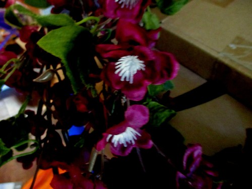 Hermosa GUIRNALDA de 6 pies/6' Artificial SEDA PÚRPURA FLORES Centros Blancos - Imagen 2 de 2