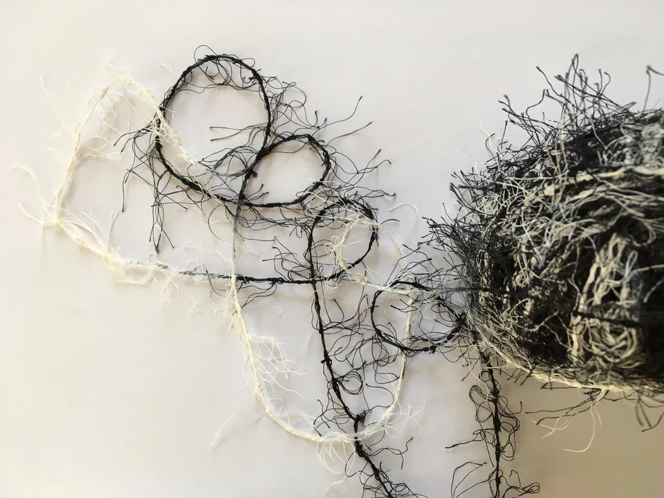 Hilo de pestañas Crystal Palace Fizz #9413 papel de periódico - blanco y negro 50 gramos 120 yardas Foto 3 de 3