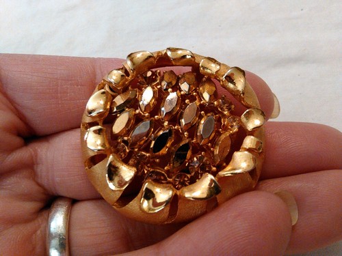 Vintage Signed BSK Gold Brooch with Topaz Rhinestones large 1 1/2" round BEAUTY - Picture 5 of 5