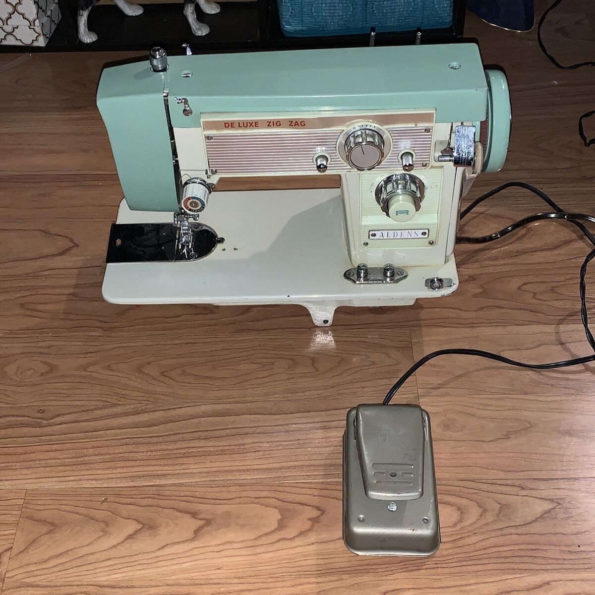 De Luxe Zig Zag Sewing Machine ALDENS W/ Foot Pedal- Working De Luxe Zig Zag Sewing Machine ALDENS W/ Foot Pedal- Working