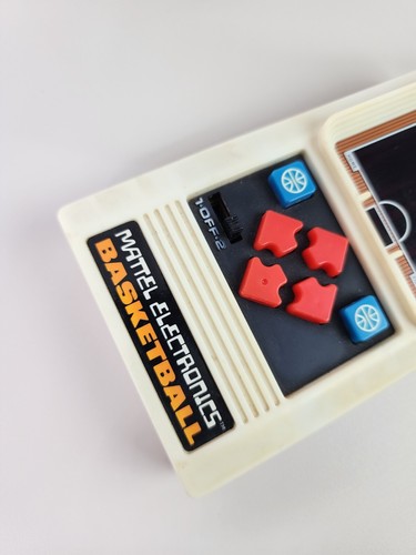 Juego electrónico portátil de baloncesto Mattel Electronics 1978 vintage PARA REPUESTOS - Imagen 6 de 19