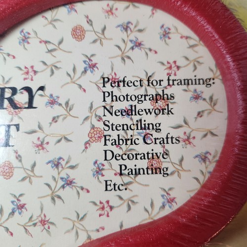 The New Berlin Co. Inc. Red Country Heart Woodgrain Needlework Craft Frame 6x10” - Picture 2 of 7