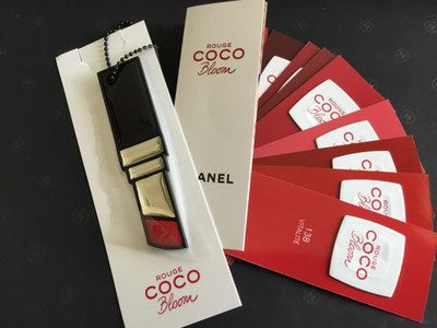 Chanel Rouge Coco  Bloom: Anhänger ''Lippenstift'' mit Spiegel u. Probenpalette