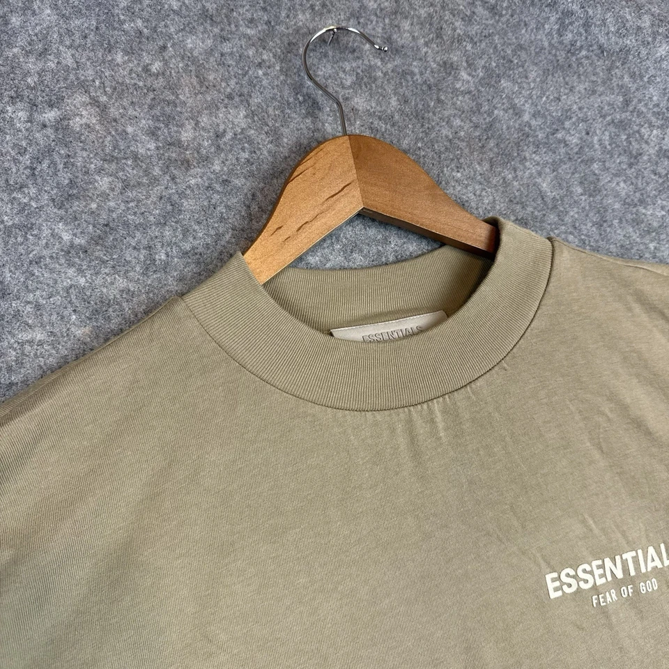 Camisa Fear Of God Essentials Para Hombre Grande Beige Tostado Logo Cuello Redondo Ropa de Calle Foto 4 de 4