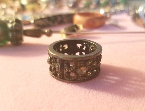 Anello Vintage Bronzo Fascia Misura 5 Strass Intricato Disegno Mediceo Lavoro Aperto Usato in Ottime Condizioni - Foto 5 di 9