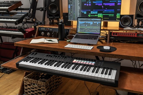 Novation LAUNCHKEY 61 MK4 61-Key USB MIDI Ableton Keyboard Controller+Headphones - Picture 11 of 12