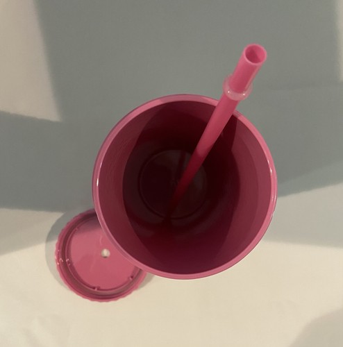 Vaso con tachuelas de plástico rosa de 26 oz con pajita - Imagen 6 de 7