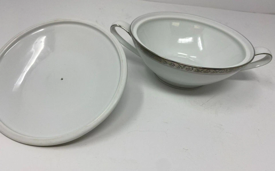 Juego de crema y azucarero Noritake Silvester 6340 con tapa Foto 2 de 4