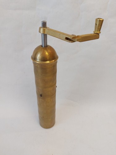 Molinillo de café vintage de latón Albania Uzina nuevo de stock sin usar + caja - Imagen 5 de 24