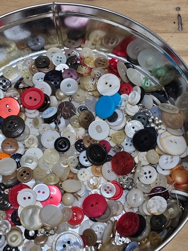 Large Button Group Lot. Mixed Sizes. Variety of Designs, Patterns, Lot 2 - Picture 4 of 14